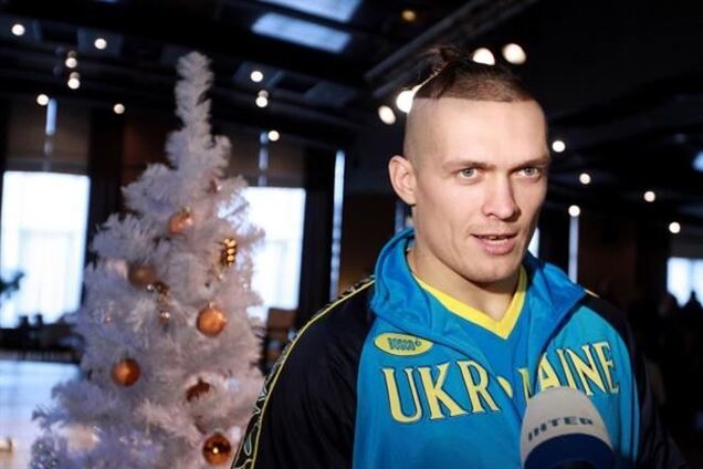 Украинский боксер Усик досрочно победил колумбийца Мендозу