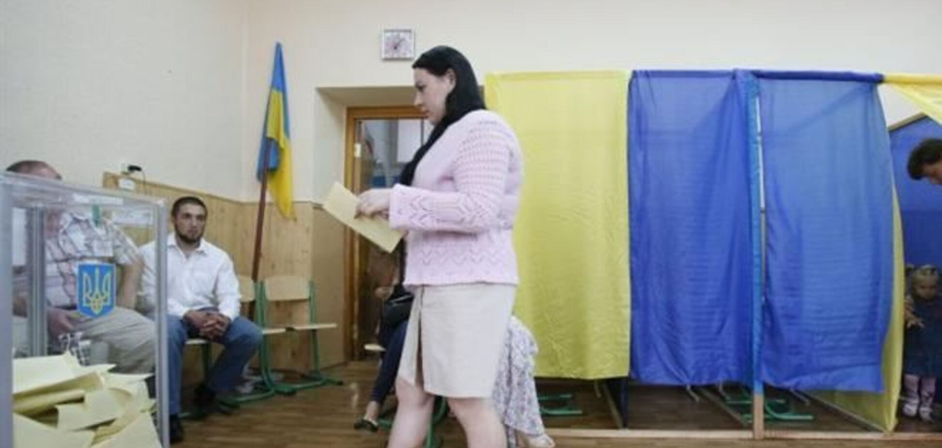 В Черкассах неизвестные фиксируют проголосовавших