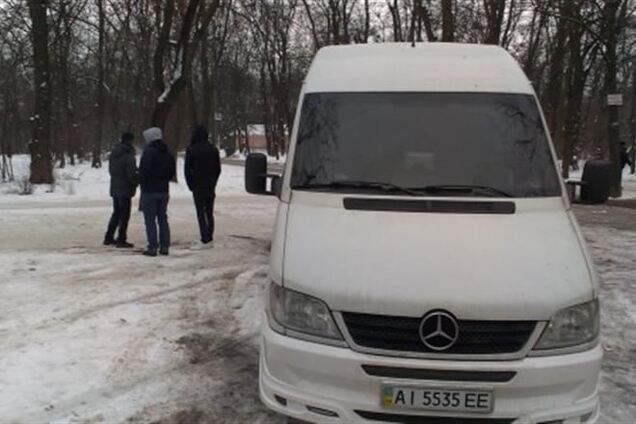Біля ділянок ОВК 223 стоять мікроавтобуси з молодчиками - 'журналістами'