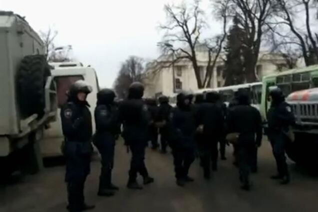 Правительственный квартал заблокирован внутренними войсками и военными