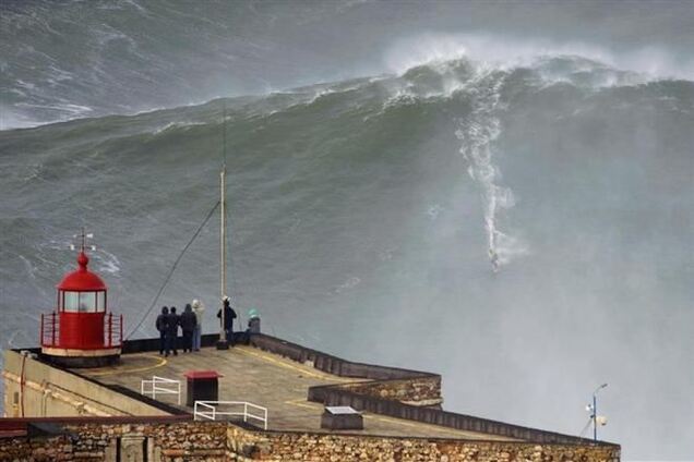 Волна смыла группу студентов на побережье Португалии 