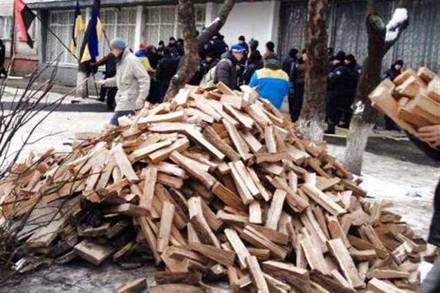 Біля ОВК № 223 розбили намети і привезли дрова