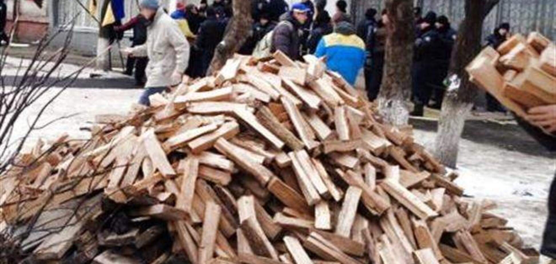 Біля ОВК № 223 розбили намети і привезли дрова
