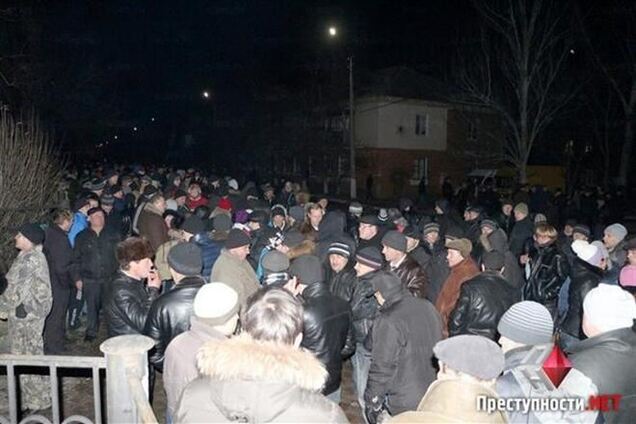 Возле окружкома  №132 на Николаевщине собралось около 500 чел. 