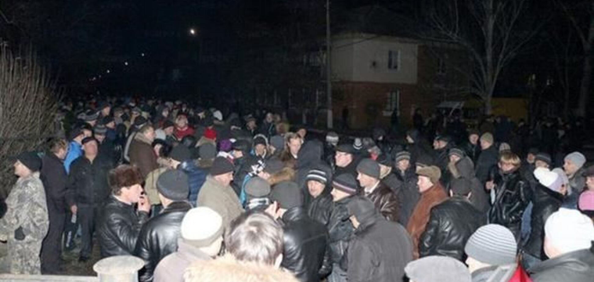 Біля окружкому № 132 на Миколаївщині зібралося близько 500 чол. 