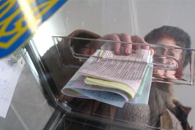 У Київській області на ділянці виборці показують бюлетені на камери