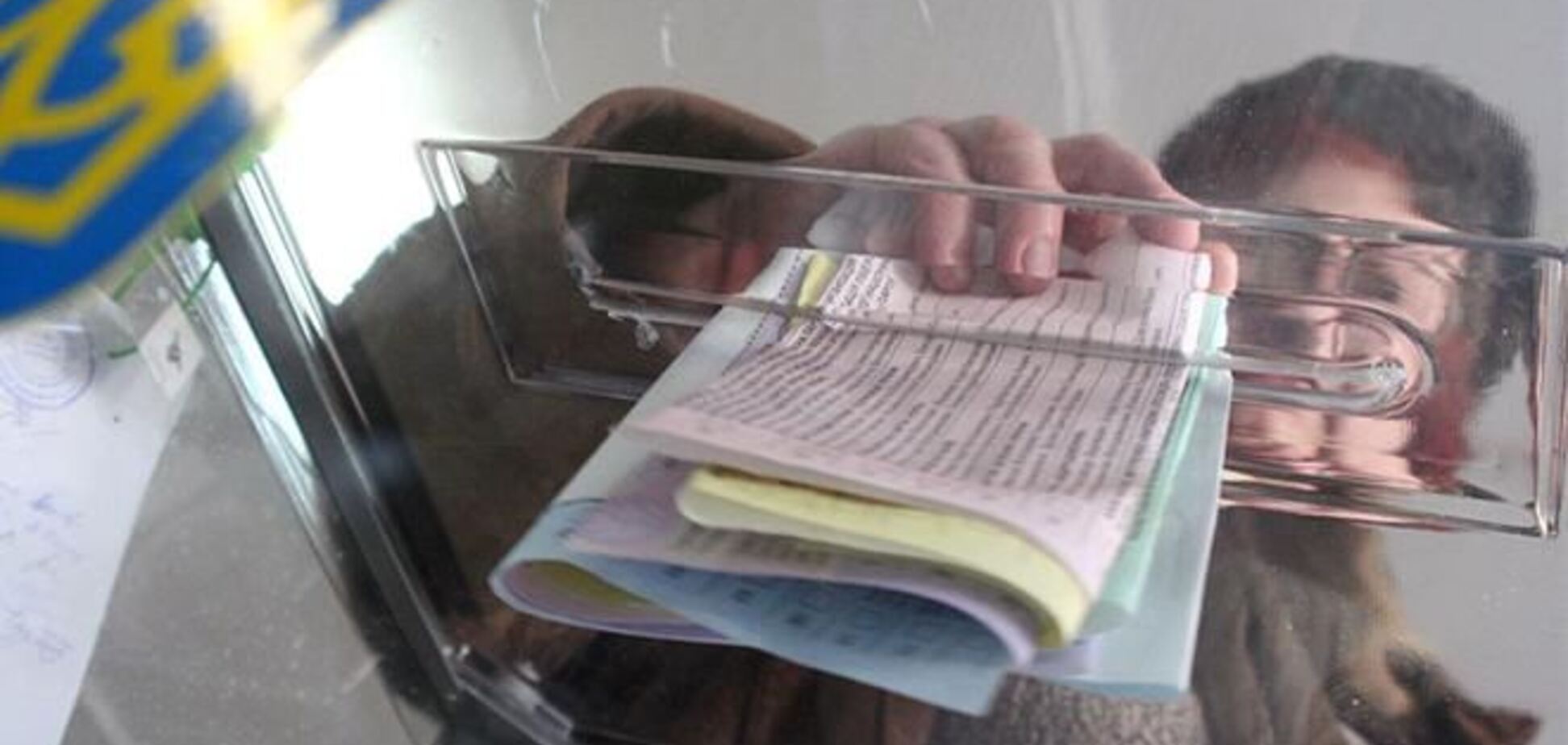В Киевской области на участке избиратели показывают бюллетени на камеры