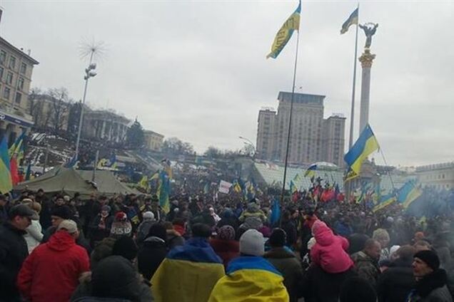 На Евромайдане собралось около 100 тысяч человек