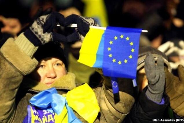 На харківському Майдані розірвали прапор Партії регіонів