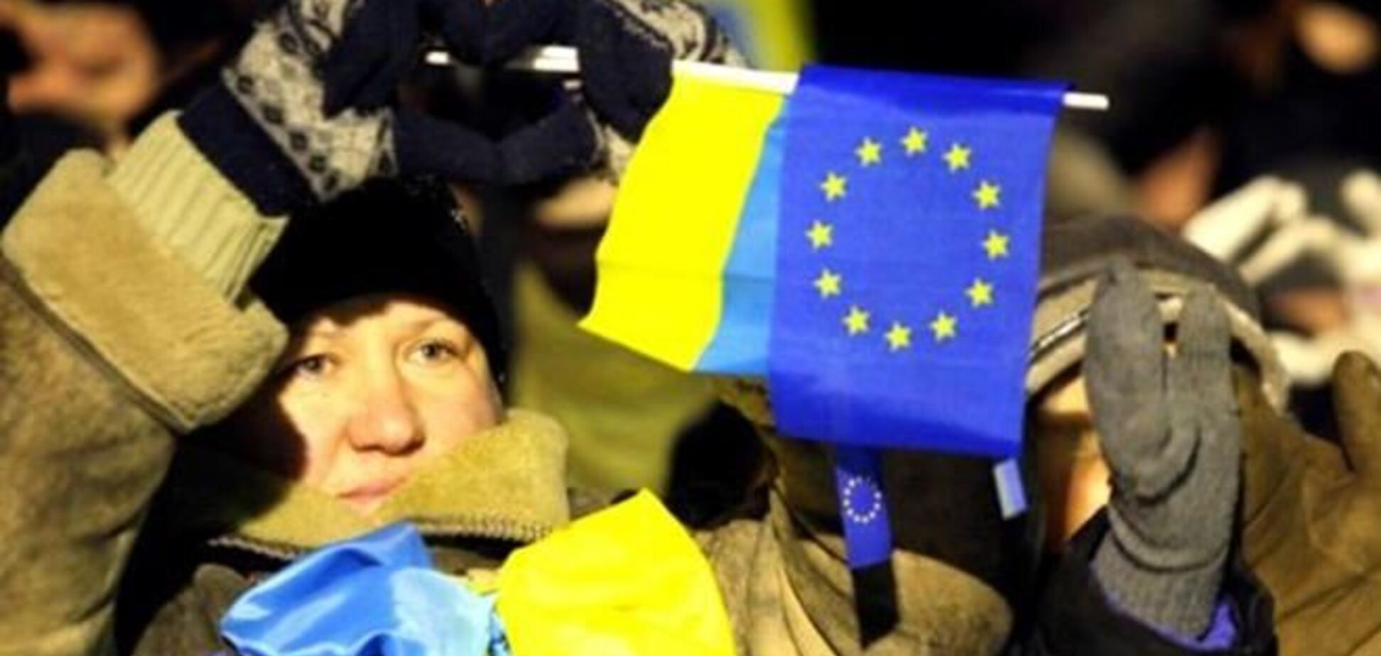 На харьковском Майдане разорвали флаг Партии регионов