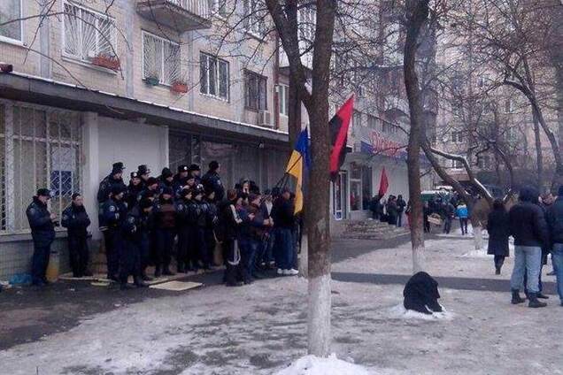 Возле скандальной ОИК №223 замечены более 1 тыс. молодчиков