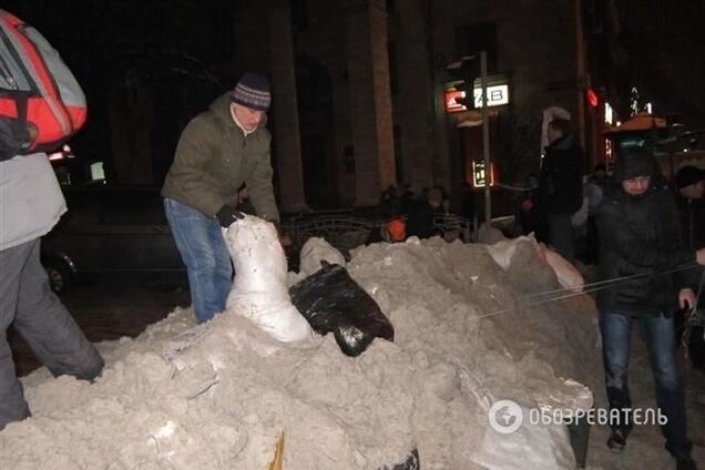 Очередная ночь на Евромайдане не обошлась без провокаций