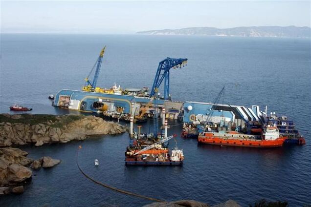 Costa Concordia отбуксируют не ранее июня 2014 года