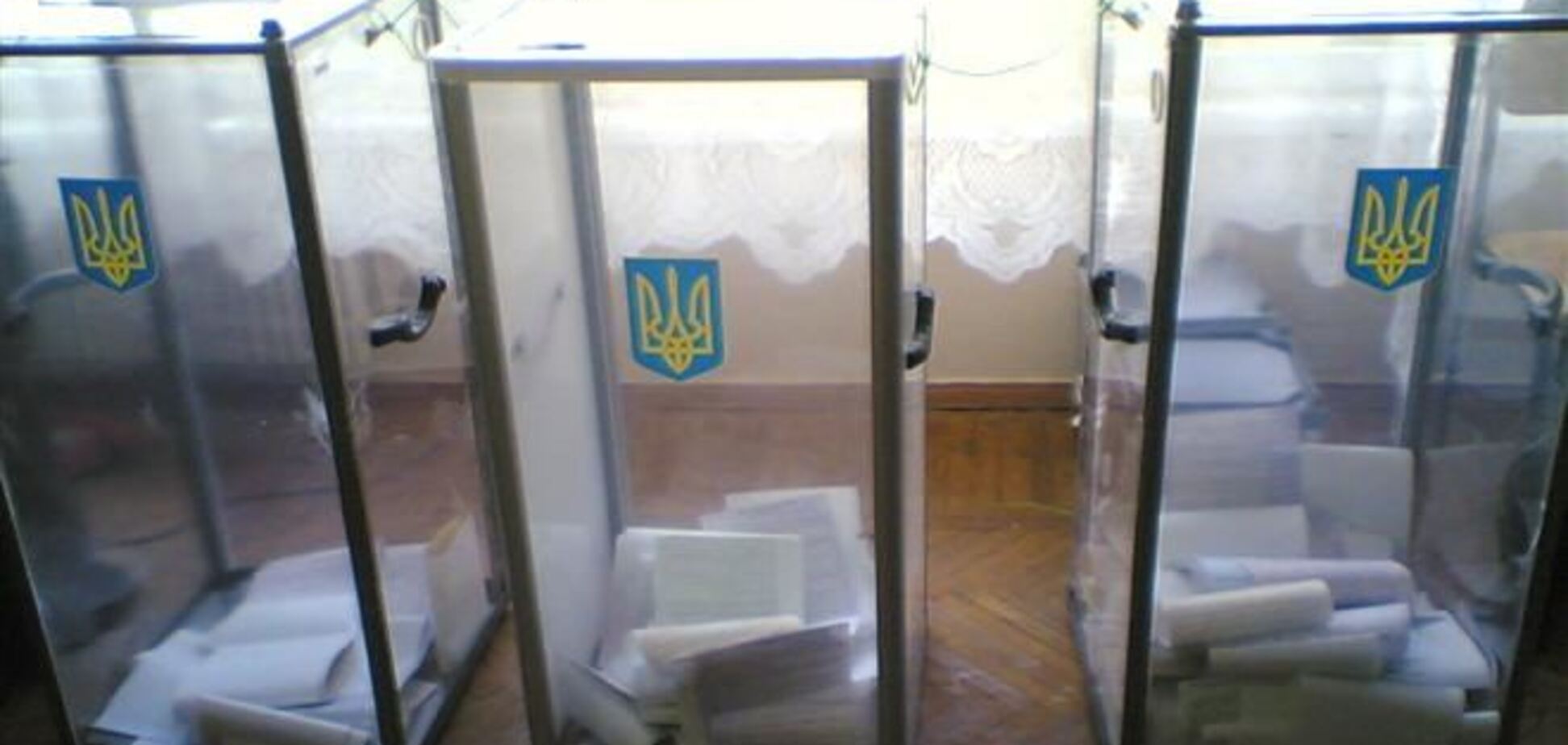 На округе в Киевской области член УИК делает подарки избирателям