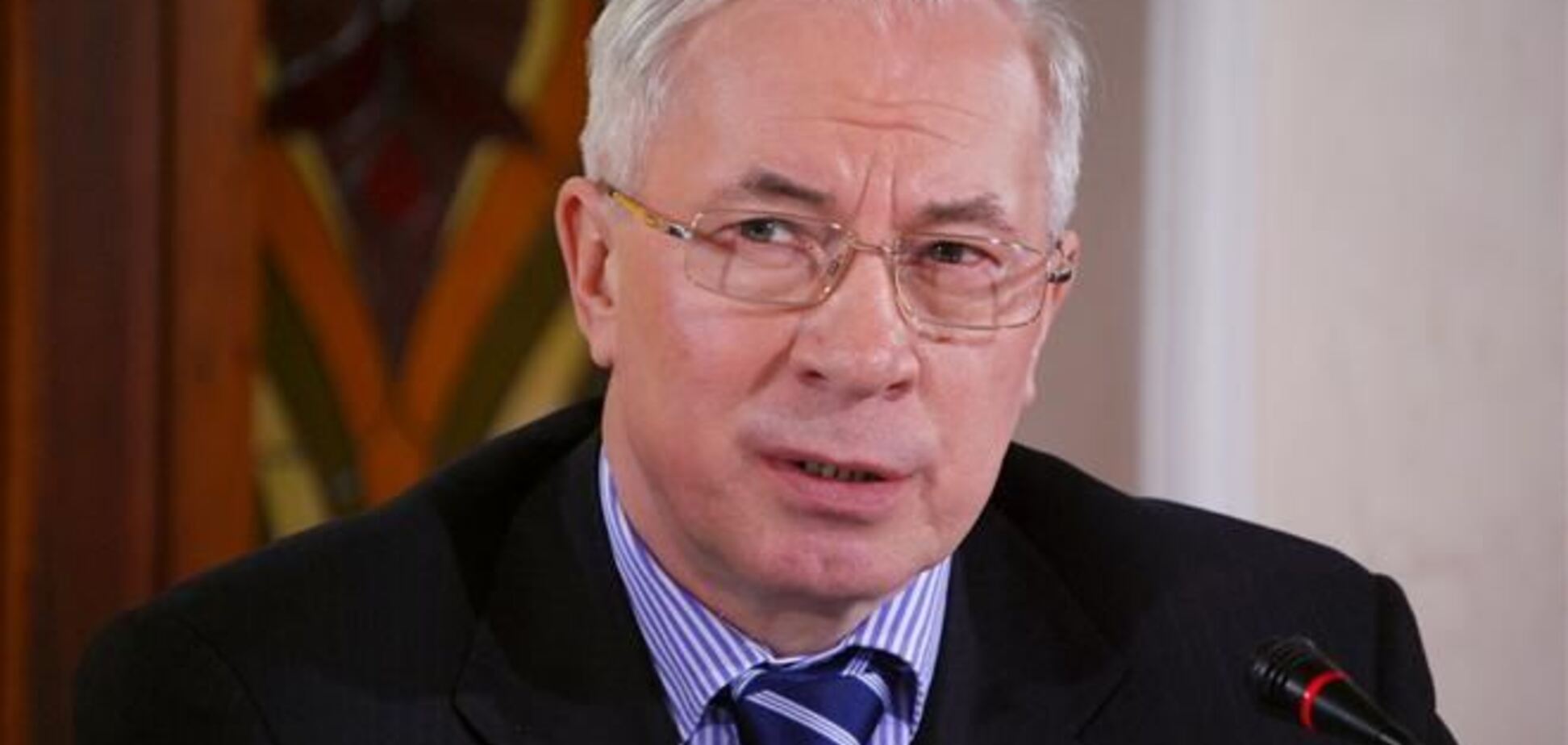 Азаров срочно собирает фракцию Партии регионов - СМИ