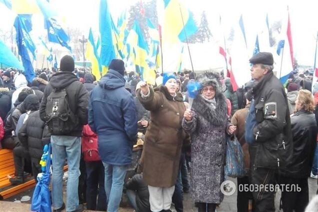 Сторонники Януковича колоннами покидают митинг в Мариинском парке