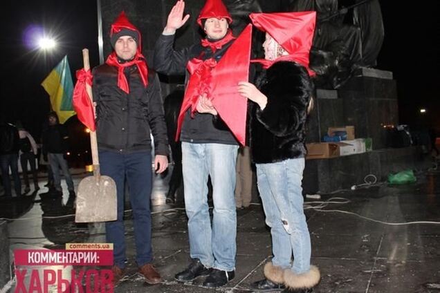 Евромайдан в Харькове проводил Азарова на пенсию