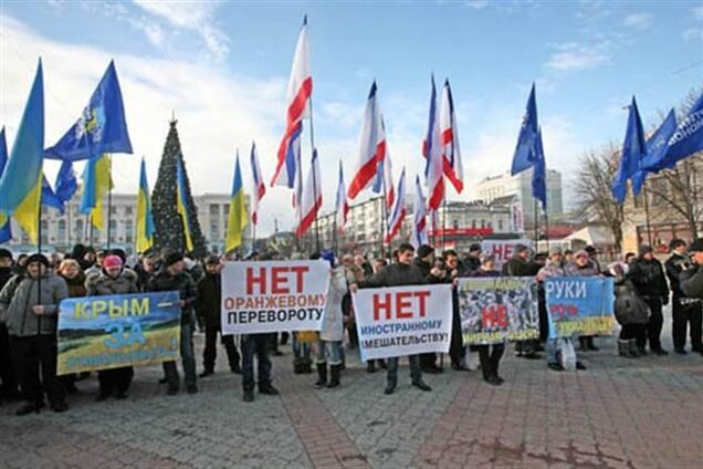 Колона з прапорами Криму і Партії регіонів йде на мітинг в Маріїнський парк