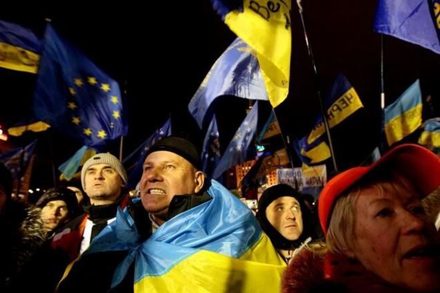 Евромайдановцев со сцены призывают готовиться к 'насыщенному вторнику'