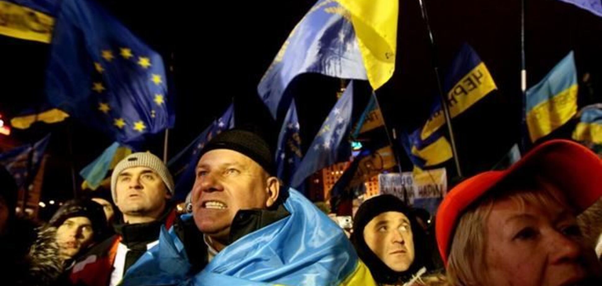 Евромайдановцев со сцены призывают готовиться к 'насыщенному вторнику'