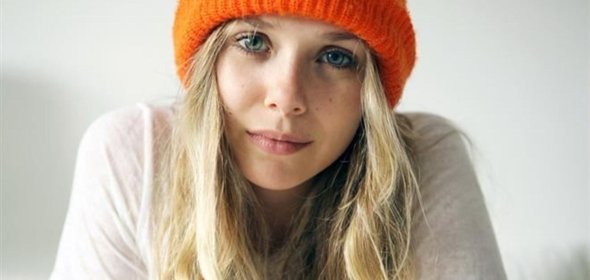 Звезда 'Олдбоя': бирюзовые глаза в оранжевой шапке