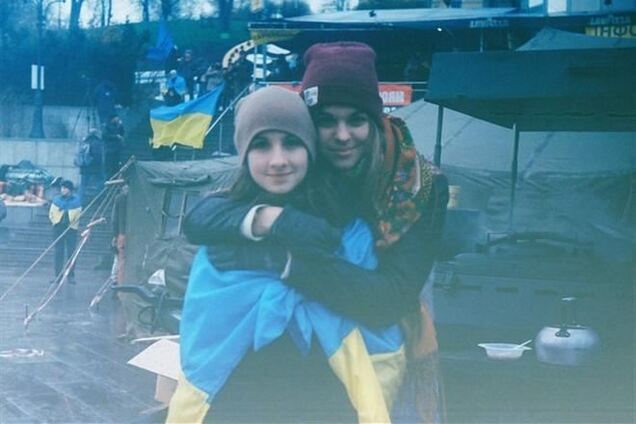 Дочь Тягнибока разливает на Майдане чай