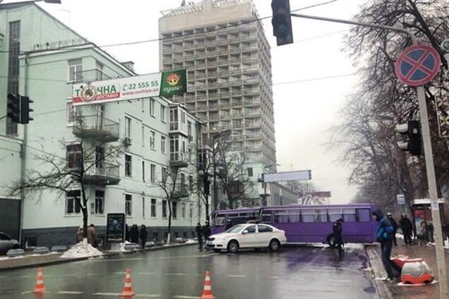 Центр Києва заблокований автобусами з міліцією