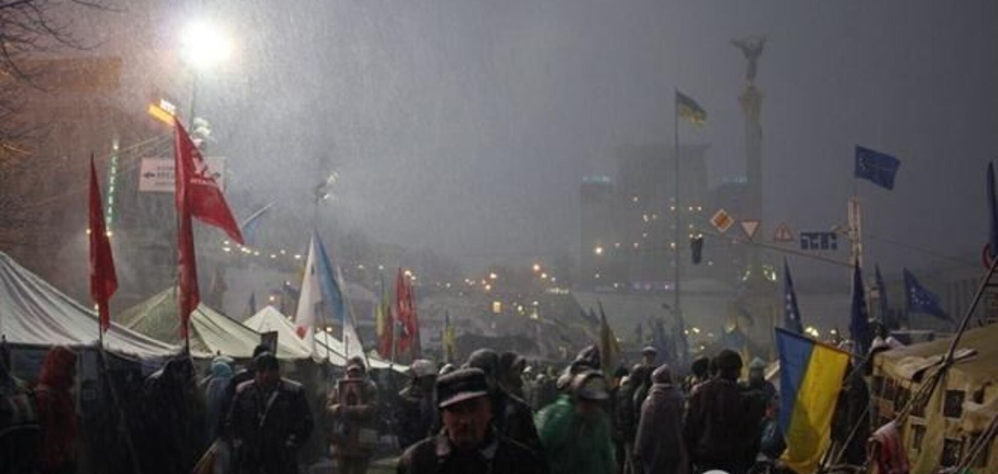 Евромайдан украшают к Новому году. Баррикады стремительно тают 