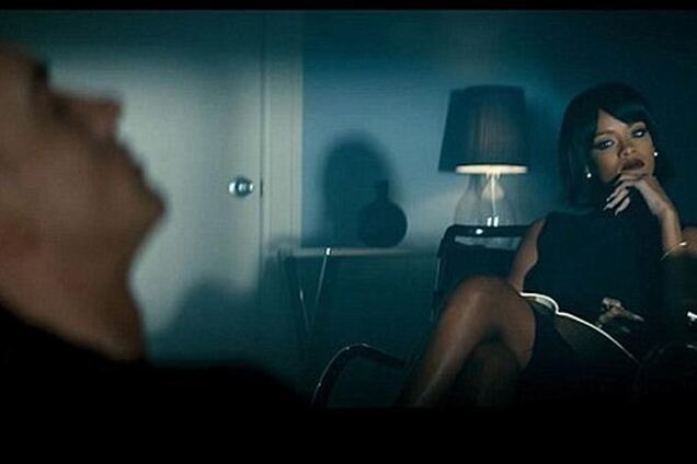 В новом клипе Рианна стала психотерапевтом Эминема