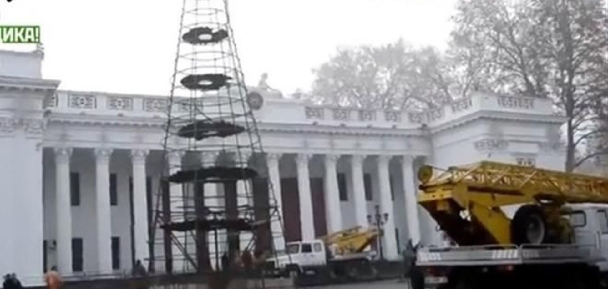 В Одессе устанавливают копию новогодней елки с Майдана
