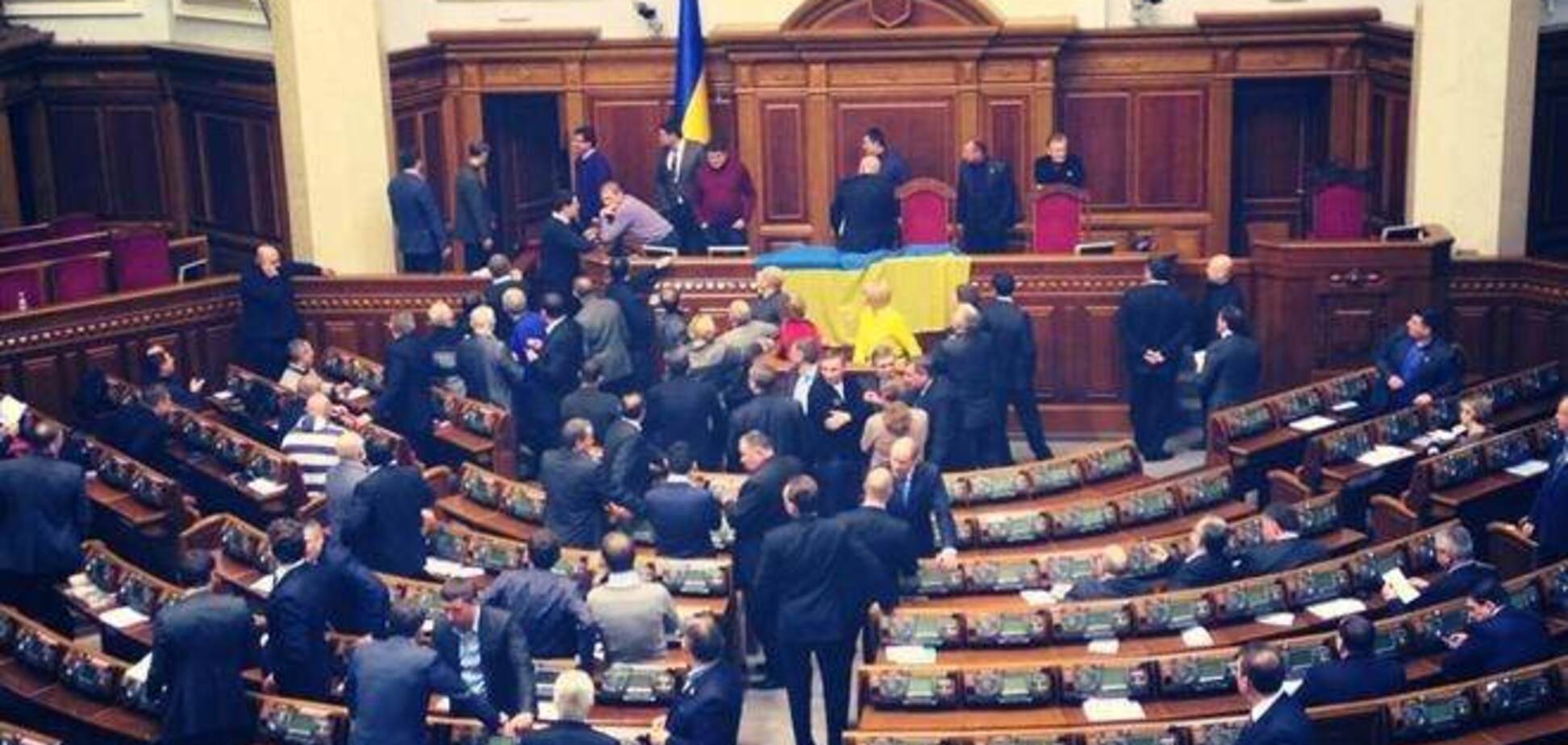 Оппозиция заблокировала Рыбаку вход в президиум Рады