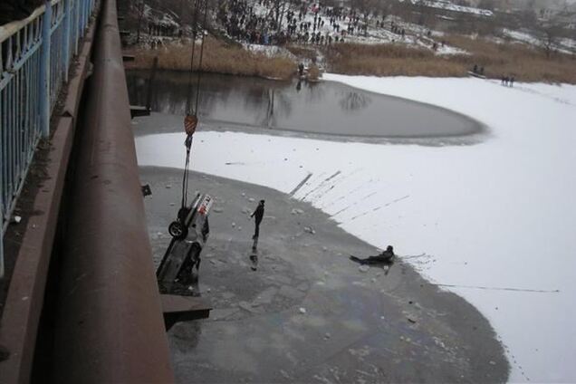 В Кривом Роге автомобиль упал в реку: погибла мать с тремя детьми