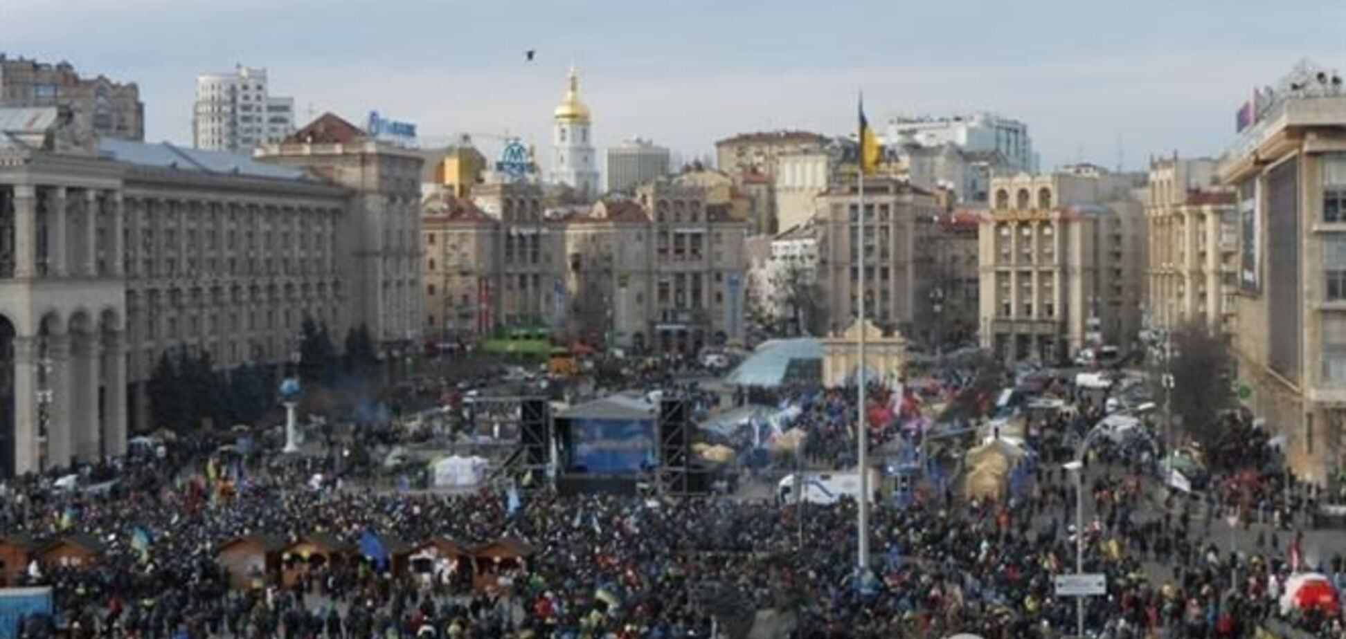 На Майдане митингующие установили новогодний крест