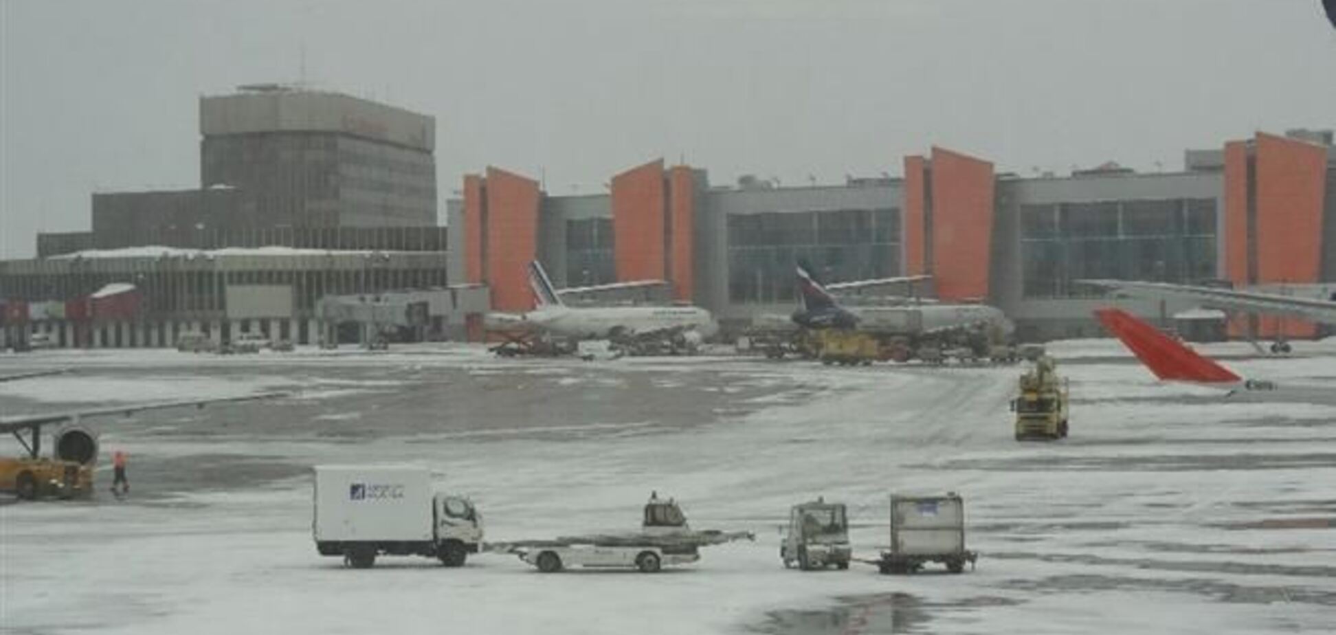 Рейсы в аэропорту 'Шереметьево' задерживаются из-за снега, а не корейского самолета