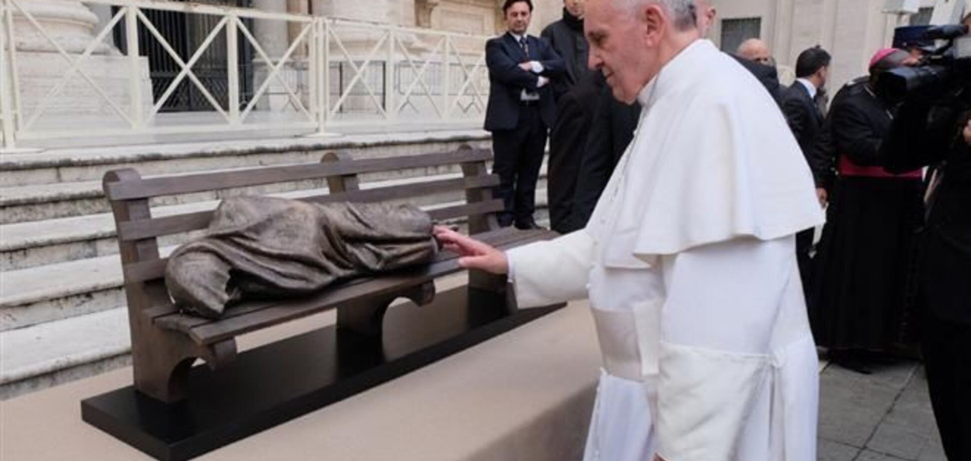 Папа Франциск отпраздновал день рождения с… бомжами