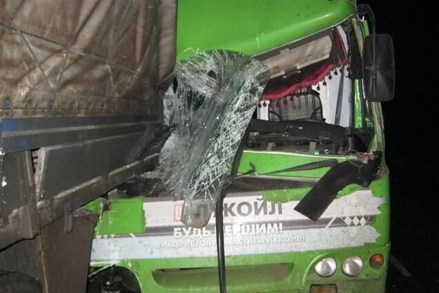 Крупное ДТП на Харьковщине: автобус влетел в припаркованную фуру