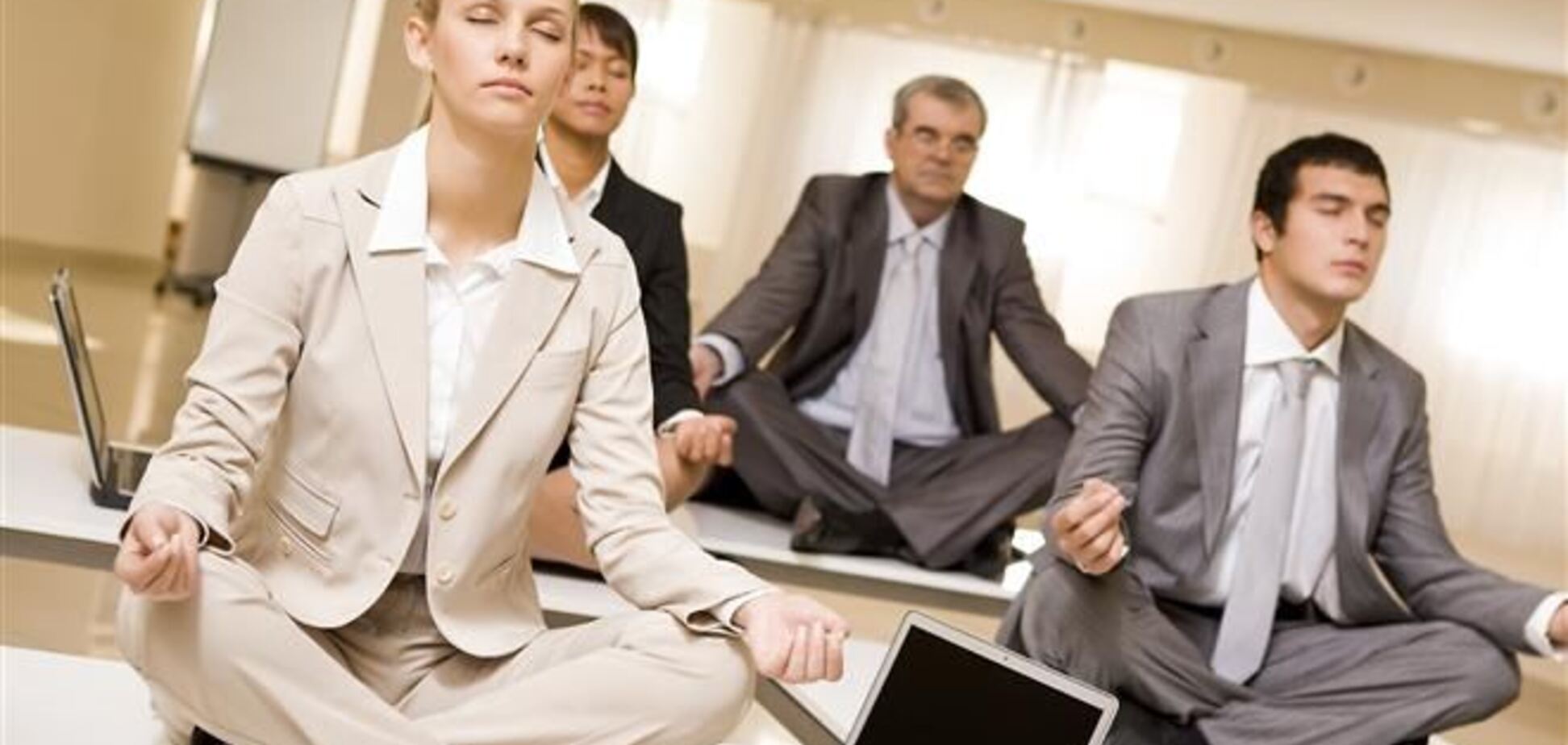 80% украинцев регулярно отвлекаются от работы по пустякам