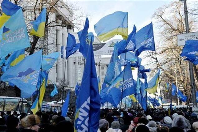 Біля Ради зібралося дві тисячі прихильників ПР