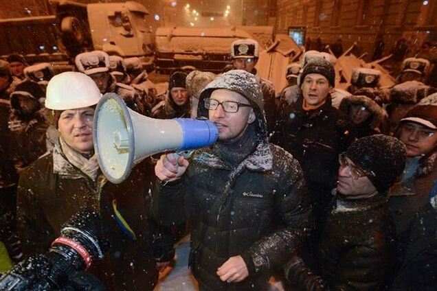 Яценюк требует изменить Конституцию