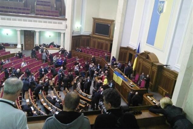 Оппозиционеры заблокировали трибуну и президиум Рады