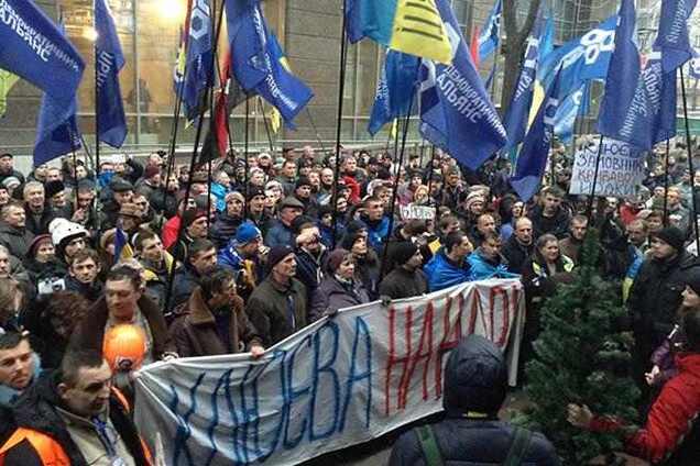 Під офіс Клюєва мітингувальники принесли 'криваву ялинку'