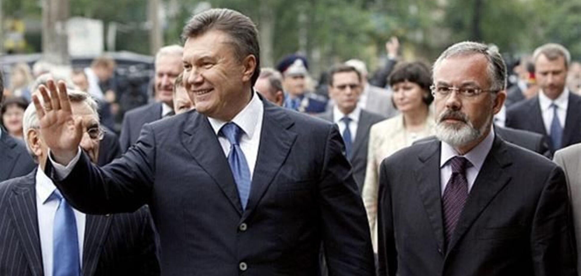 Янукович урезал полномочия Табачника