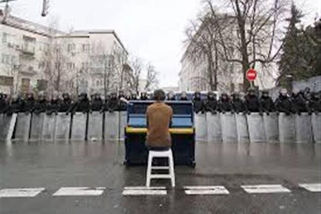 Сын Джона Леннона опубликовал фото пианиста, который играл перед 'Беркутом'