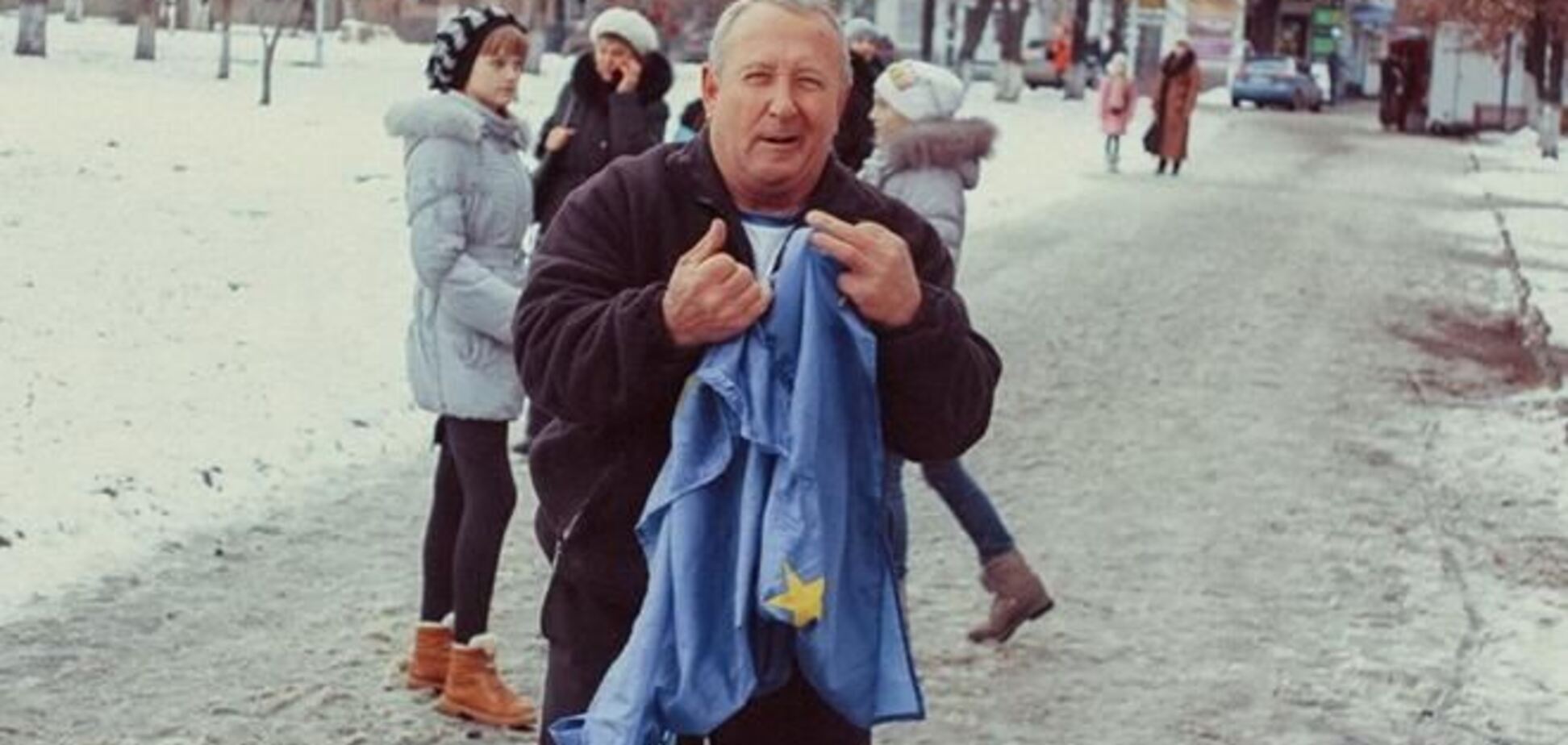 В Славянске антимайдановцы под руководством мэра города сожгли флаг ЕС