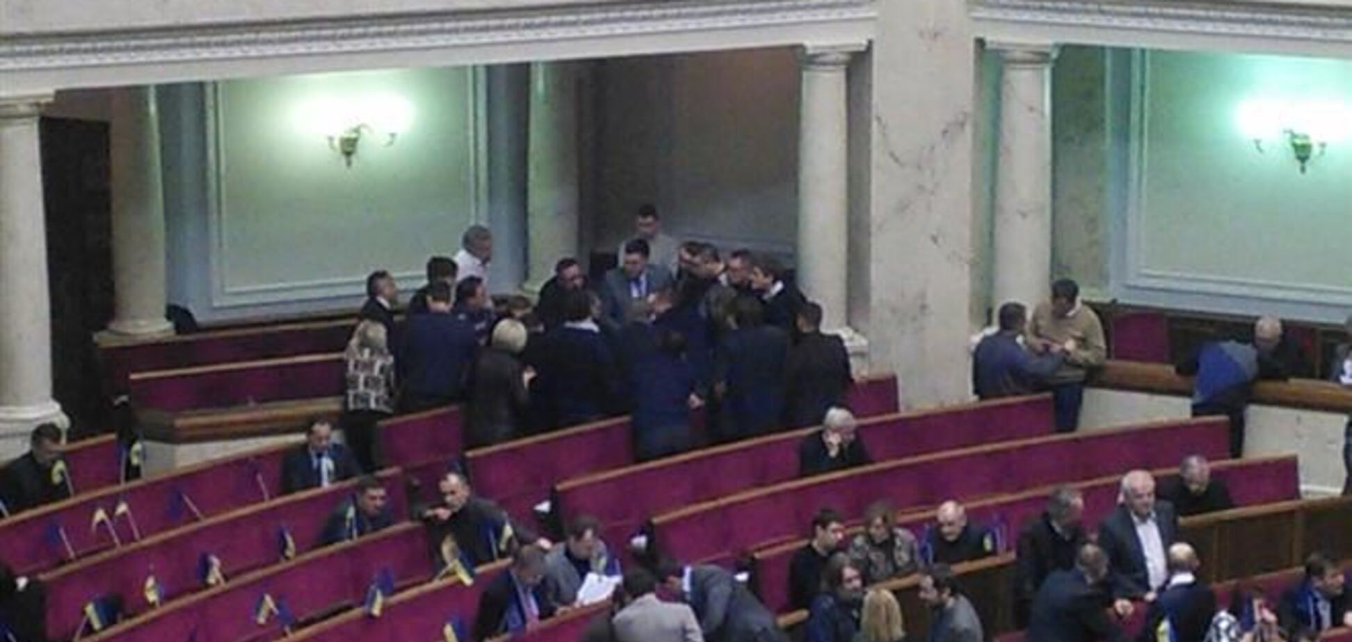 Продолжение заседания парламента задерживается почти на два часа