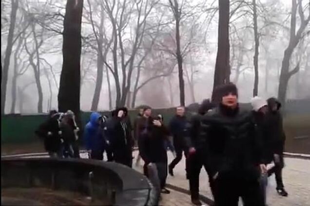 В центре Киева сотни 'титушек' ходят одной колонной с 'Беркутом'