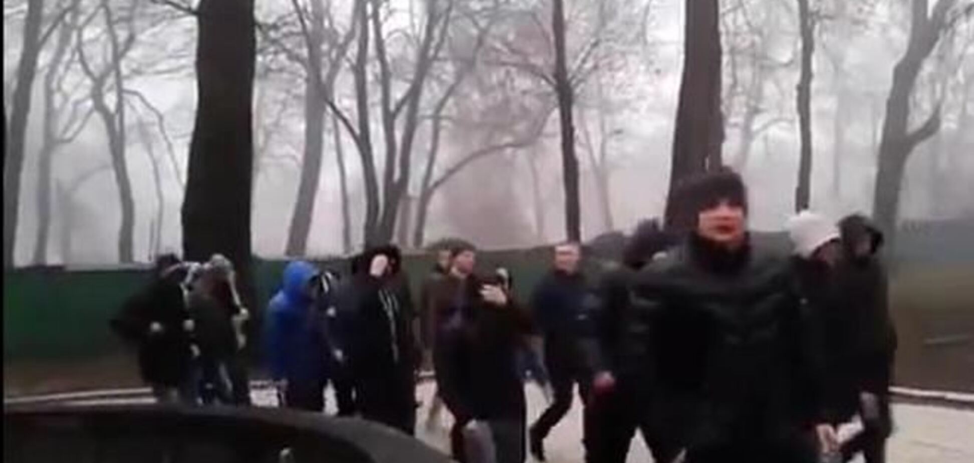 В центре Киева сотни 'титушек' ходят одной колонной с 'Беркутом'