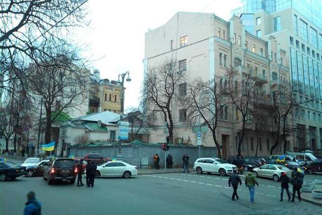 Ворота біля будівлі комітетів Верховної Ради заварили