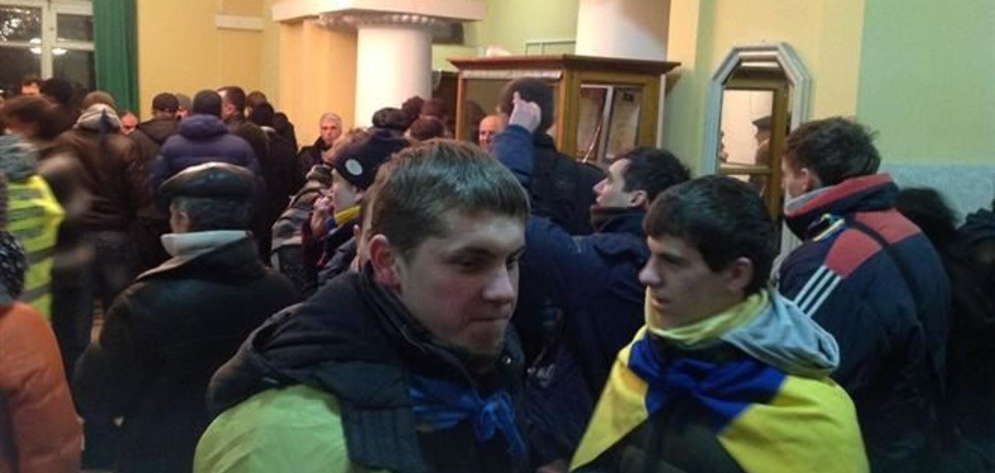 Митингующие заняли Октябрьский дворец в Киеве