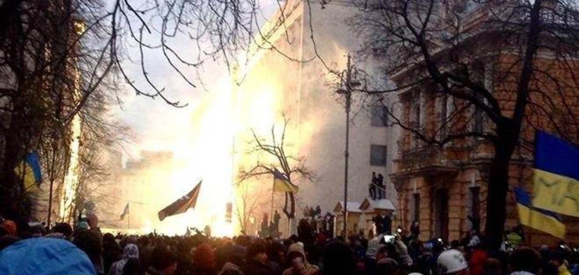 Азаров признал, что ситуация в Киеве стала неуправляемой